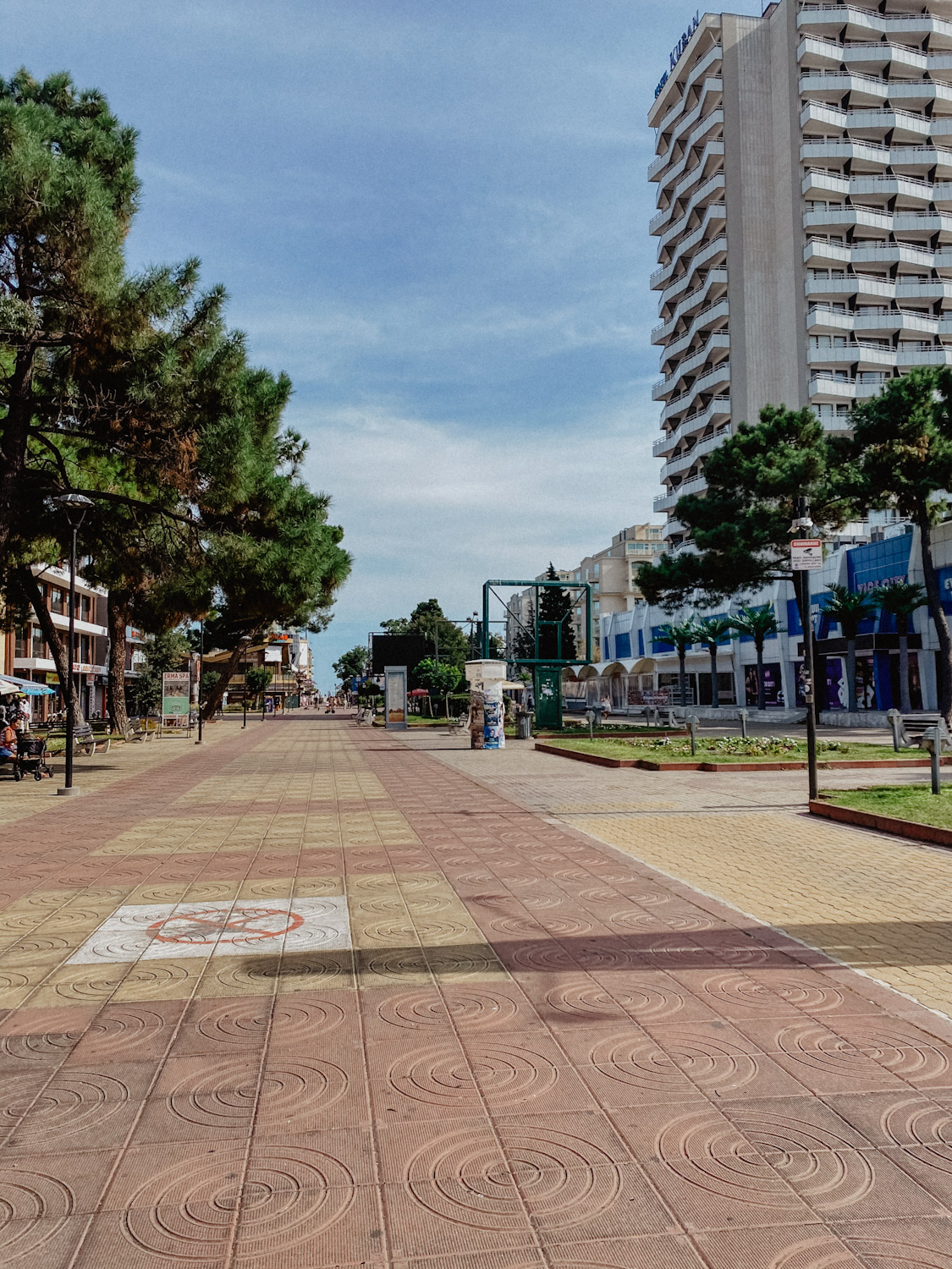 Vyprázdnená ulica na Slnečnom pobreží