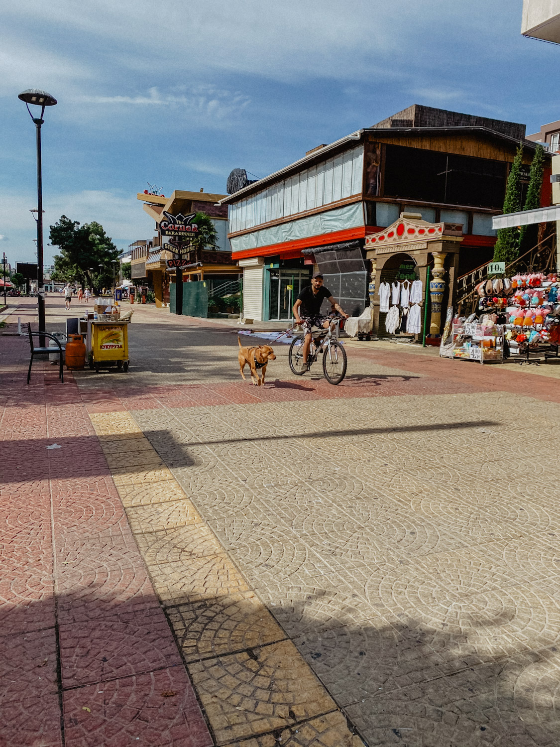 Vyprázdnená ulica na Slnečnom pobreží