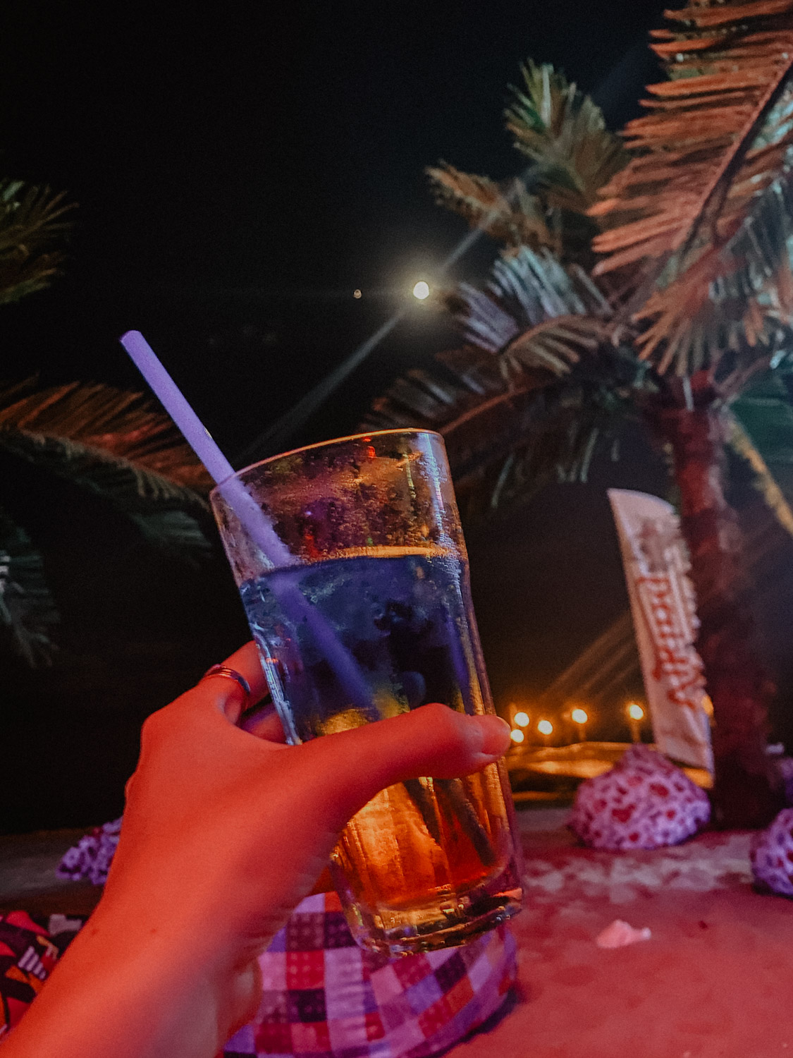Nočný bar na pláži